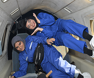 طالبات من جامعة الامارات يخضن تجربة انعدام الجاذبية بالفضاء في اليابان